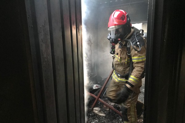 Telhado de residência vem a baixo em mais um incêndio em Patos de Minas