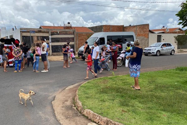 Campanha de Natal da MP Caminhões faz a alegria de crianças carentes em Patos de Minas