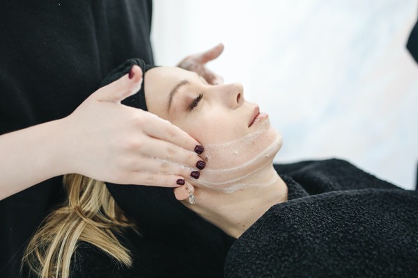 Massagens faciais: conheça as diferentes técnicas existentes