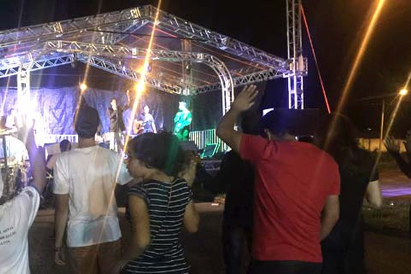 Artistas da música gospel animam a primeira noite da Festa Popular do Alvorada