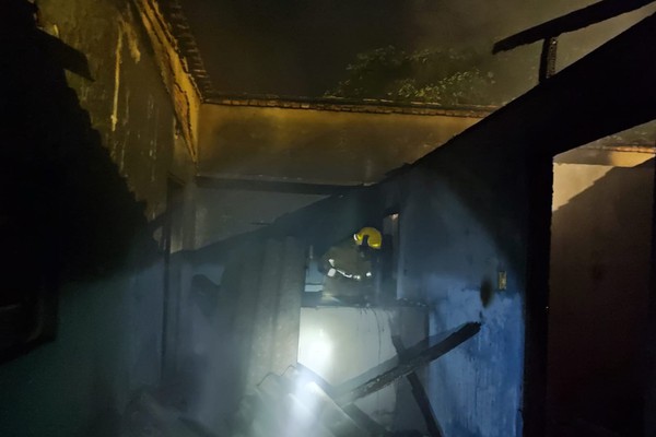 Incêndio em casa abandonada no bairro São Francisco põe em risco residências vizinhas