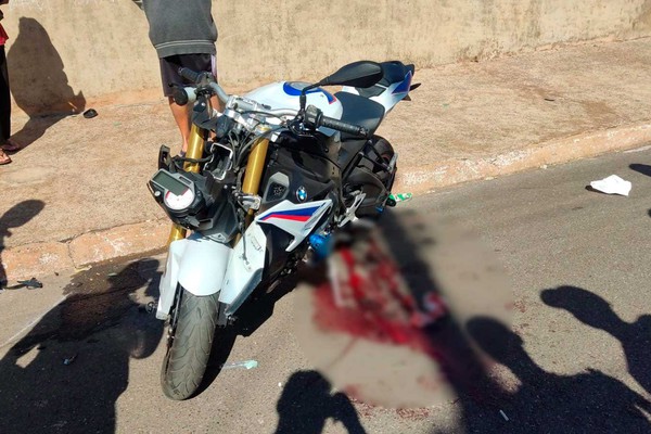 Acidente entre duas motocicletas deixa condutores gravemente feridos no Jardim Esperança