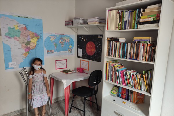 Criança de 7 anos lê 58 livros em 2020 e mostra importância da leitura em Patos de Minas