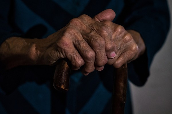 Jovem estupra idosa de 90 anos após atraí-la para hotel com bombom em Unaí, apurou PC