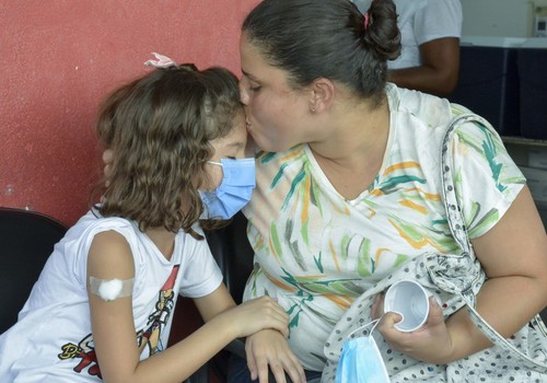 Crianças e famílias mineiras comemoram a vacinação infantil contra a covid