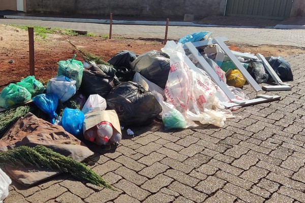Bairros já estão há sete dias sem coleta de lixo e moradores cobram providências em Patos de Minas