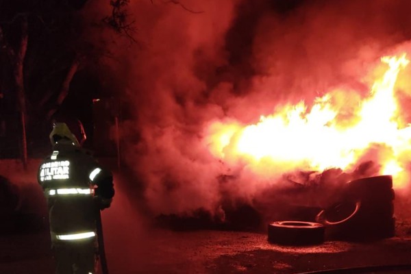 Incêndio em depósito de pneu volta a mobilizar bombeiros em Patos de Minas; as causas não foram identificadas