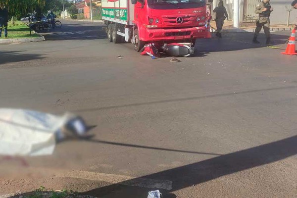 Acidente entre moto e caminhão tira a vida de uma pessoa e deixa outra gravemente ferida