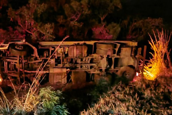 Motorista perde o controle da direção e tomba caminhão na MGC 354 em Presidente Olegário