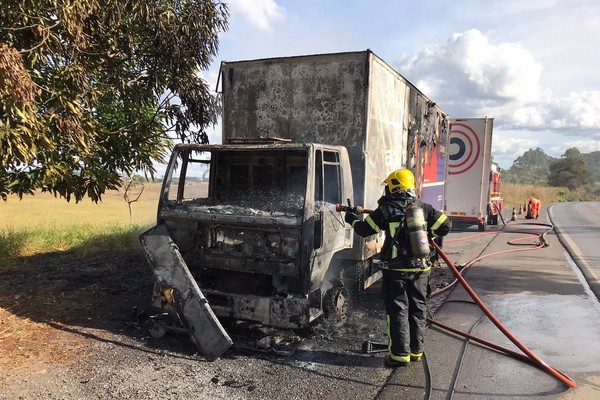Caminhão com produtos alimentícios pega fogo e mobiliza Corpo de Bombeiros entre Varjão e Patos de Minas