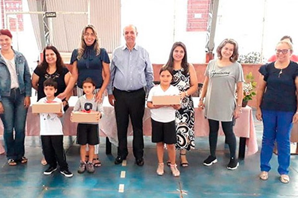 Com solenidade, estudantes da rede municipal recebem kits escolares em Patos de Minas