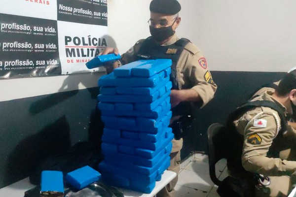 Motorista é preso com mais de 50 tabletes de maconha escondidos nos forros de pick up em São Gotardo