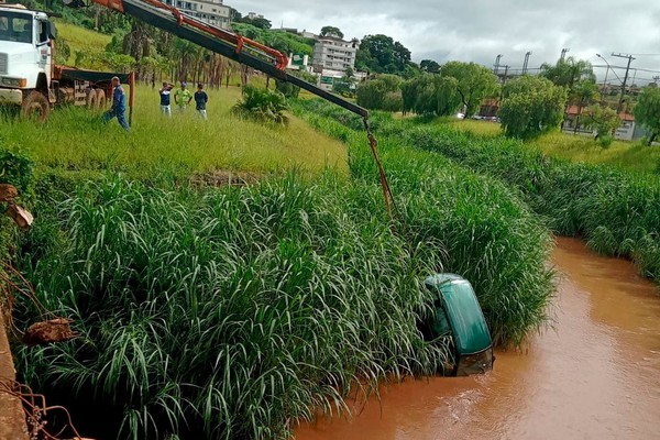 Motorista perde o controle da direção na Fátima Porto e vai parar dentro do Córrego do Monjolo