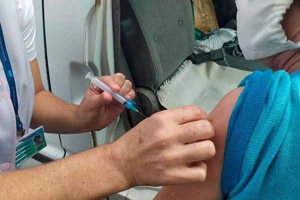 Idosos com idades entre 64 e 66 anos serão completamente imunizados neste sábado em Patos de Minas