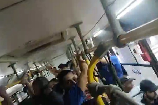 Lotação em ônibus da Pássaro Branco causa revolta em usuários do transporte coletivo