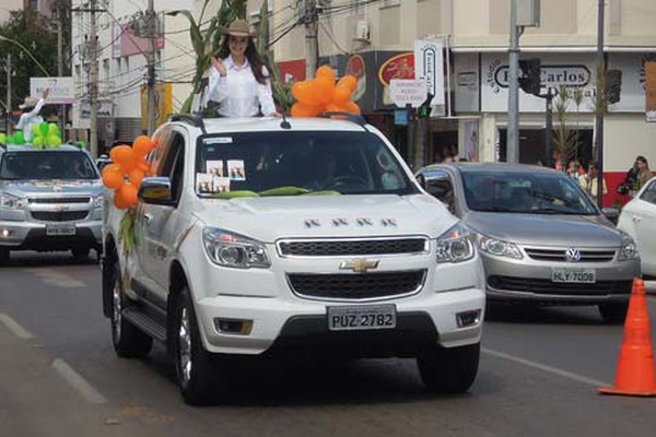 Candidatas a Rainha Nacional do Milho desfilam em carro aberto e movimentam a cidade