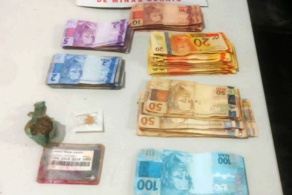 Jovem desempregado é preso com mais de R$ 2 mil, maconha e pedras de crack