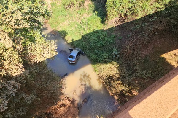 Veículo com 4 irmãs perde o freio e cai de ponte com mais de 10 metros de altura em Patos de Minas