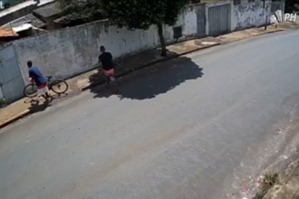 Imagens mostram indivíduos invadindo casa em plena luz do dia e fugindo com bicicleta e cofrinho