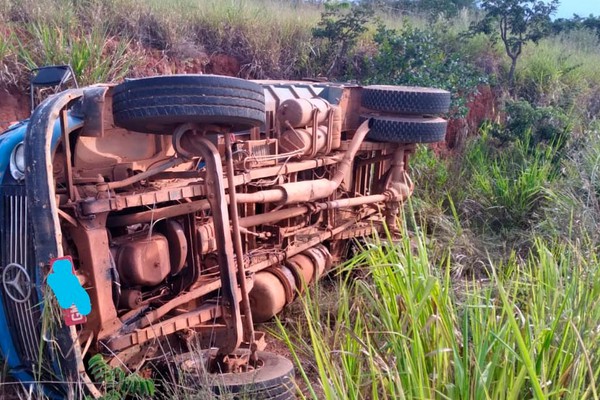 Motorista desvia para evitar acidente na MG 230, sai da pista e tomba caminhão em Rio Paranaíba