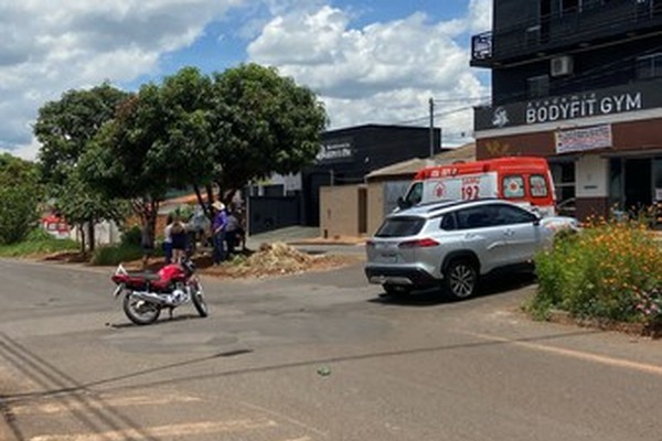 Acidente com moto e carro deixa casal ferido em Patos de Minas