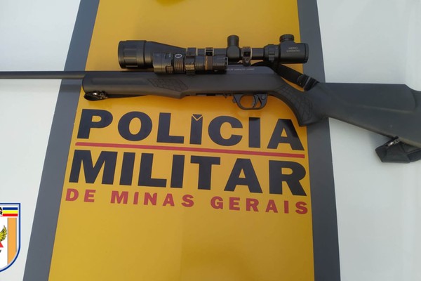 Motorista com notórios sinais de embriaguez é preso com espingarda e dezenas de munições na MG 230