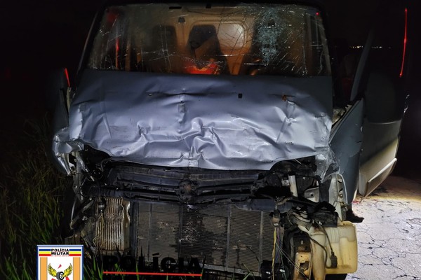Motorista de furgão de 68 anos fica ferido ao bater na traseira de caminhão na MGC 354