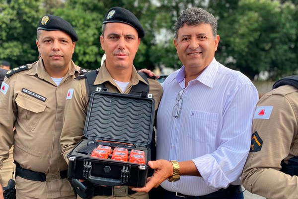 Polícia Militar de Patos de Minas recebe novas pistolas de emissão de impulsos elétricos