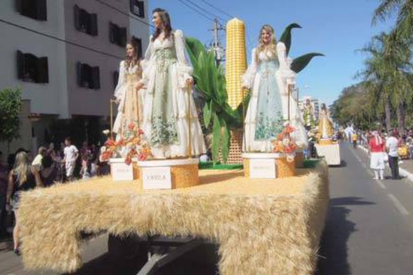Patos de Minas comemora 122 anos com desfile cívico, estudantil e militar