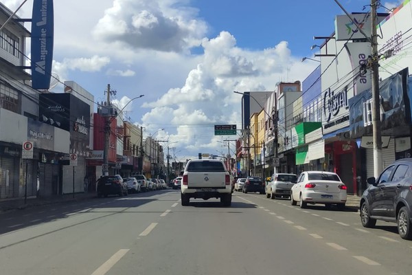 Prefeitura flexibiliza algumas atividades em Patos de Minas, mas até pedestre sem máscara será multado