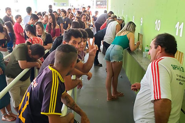 Vendas de passaportes da Fenamilho levam centenas de pessoas ao Parque de Exposições