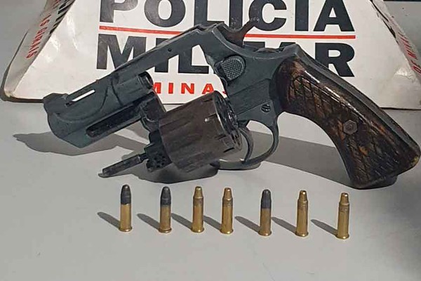 Após denúncia, Polícia Militar aborda e prende homem com arma de fogo carregada em Patos de Minas