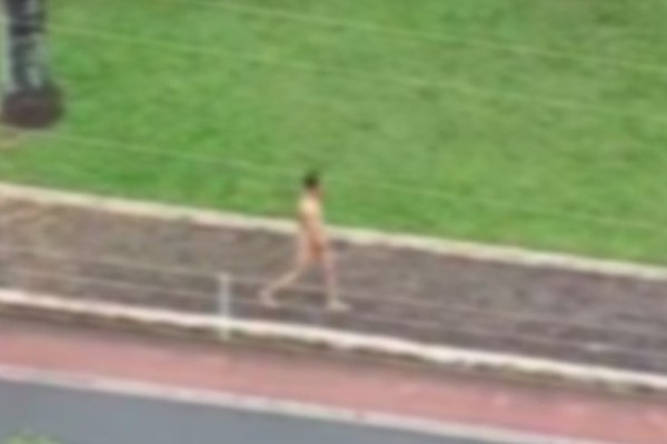 Homem é flagrado caminhando completamente nu pelo centro de Patos de Minas