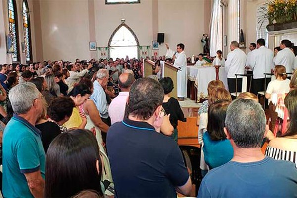 Fiéis levantam cedo no feriado e lotam a Igreja de Nossa Senhora da Abadia em Patos de Minas