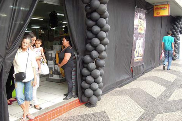 Lojistas patenses mudam fachadas e fazem de tudo para atrair clientes na Black Friday