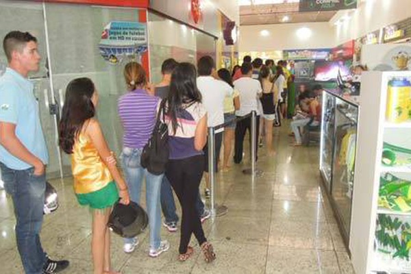 Patenses enfrentam filas no último dia da promoção de Passaportes da Fenamilho