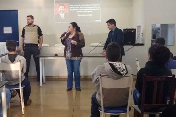 Alunos da Escola Agrícola de Patos de Minas recebem orientações da Polícia Civil para combate ao Bullying