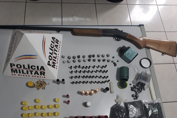 PM prende dois com arma e vários materiais para recarga de munição em Cruzeiro da Fortaleza