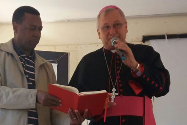 ⁠⁠⁠⁠⁠Bispo Dom Cláudio fala sobre a importância da educação em Escola Municipal de Patos de Minas