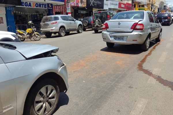 Acidente no coração de Patos de Minas deixa veículos danificados e trânsito ainda mais conturbado