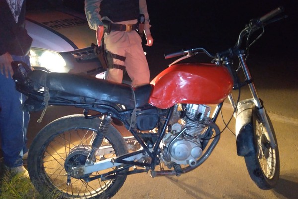 Motorista é preso ao ser flagrado transportando moto sem placa e sem número de chassi na MG 235