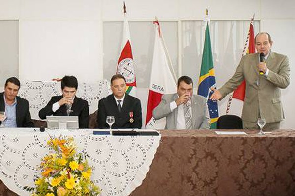 Ex-prefeito de Carmo do Paranaíba é homenageado pelo Tribunal de Justiça de Minas