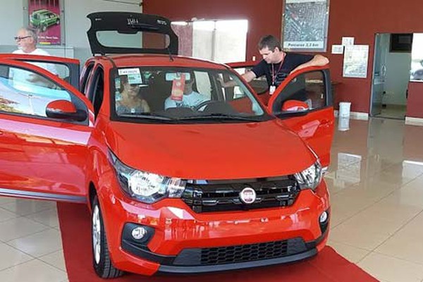 Mobi é lançado pela Copave Fiat em Patos de Minas e atrai os apaixonados por carro