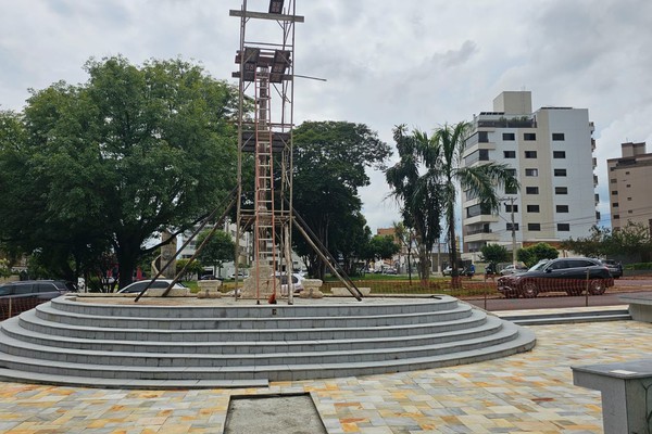 Restauração do Cruzeiro da Praça Dom Eduardo preserva parte da história de Patos de Minas