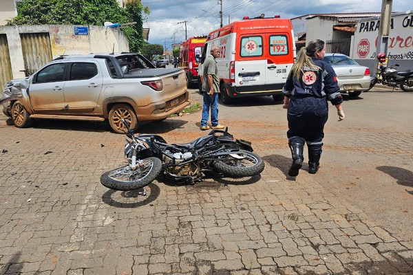 Motociclista fica ferido em mais um acidente em cruzamento do bairro Cristo Redentor