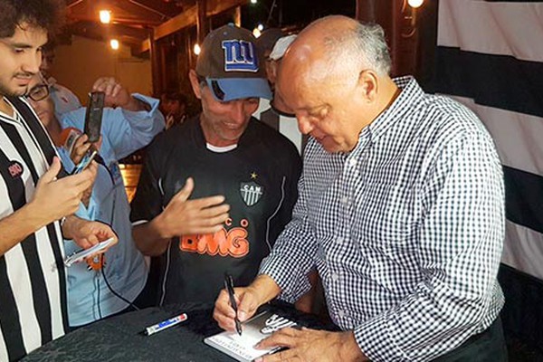 Reinaldo Lima reúne fãs atleticanos no lançamento do livro "Punho Cerrado" em Patos de Minas