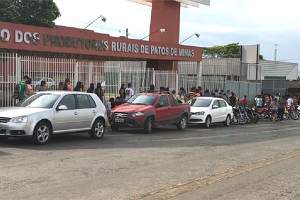 Dezenas de pessoas fazem fila no 1º dia de vendas dos Passaportes para Fenamilho 2017