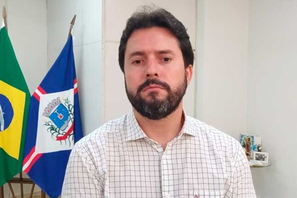Prefeito Luís Eduardo Falcão veta reajuste de salários de vereadores em Patos de Minas