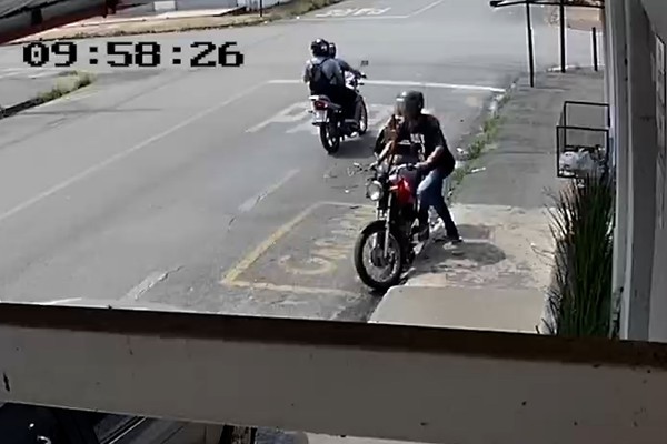 Vídeo mostra ladrão furtando moto de entregador em plena luz do dia; ele foi preso pela Polícia Militar