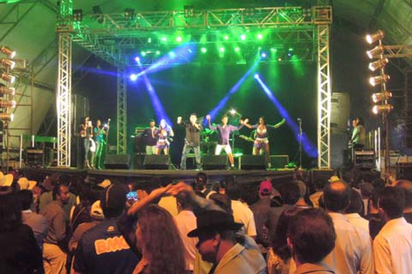 Noite dedicada aos diferentes estilos de música sertaneja anima o público da Fenapraça